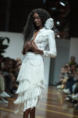 Madrid 'deki Fabrica de Tapices' da Madrid Moda Haftası 'nda Atılier Tasarım Gelin Yürüyüşü sırasında TERESSA NINU ATELIER tarafından yapılan modeller sergilenmektedir. 25 marzo, 2025 İspanya