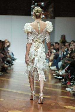 Madrid 'deki Fabrica de Tapices' da Madrid Moda Haftası 'nda Atılier Tasarım Gelin Yürüyüşü sırasında TERESSA NINU ATELIER tarafından yapılan modeller sergilenmektedir. 25 marzo, 2025 İspanya