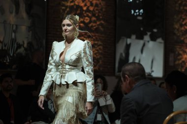 Madrid 'deki Fabrica de Tapices' da Madrid Moda Haftası 'nda Atılier Tasarım Gelin Yürüyüşü sırasında TERESSA NINU ATELIER tarafından yapılan modeller sergilenmektedir. 25 marzo, 2025 İspanya