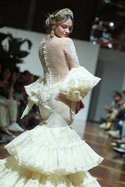 Madrid 'deki Fabrica de Tapices' da Madrid Moda Haftası 'nda Atılier Tasarım Gelin Yürüyüşü sırasında TERESSA NINU ATELIER tarafından yapılan modeller sergilenmektedir. 25 marzo, 2025 İspanya