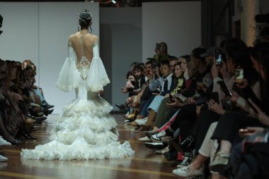 Madrid 'deki Fabrica de Tapices' da Madrid Moda Haftası 'nda Atılier Tasarım Gelin Yürüyüşü sırasında TERESSA NINU ATELIER tarafından yapılan modeller sergilenmektedir. 25 marzo, 2025 İspanya
