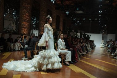 Madrid 'deki Fabrica de Tapices' da Madrid Moda Haftası 'nda Atılier Tasarım Gelin Yürüyüşü sırasında TERESSA NINU ATELIER tarafından yapılan modeller sergilenmektedir. 25 marzo, 2025 İspanya