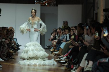 Madrid 'deki Fabrica de Tapices' da Madrid Moda Haftası 'nda Atılier Tasarım Gelin Yürüyüşü sırasında TERESSA NINU ATELIER tarafından yapılan modeller sergilenmektedir. 25 marzo, 2025 İspanya