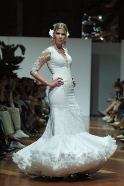 Madrid 'deki Fabrica de Tapices' da Madrid Moda Haftası 'nda Atılier Tasarım Gelin Yürüyüşü sırasında TERESSA NINU ATELIER tarafından yapılan modeller sergilenmektedir. 25 marzo, 2025 İspanya