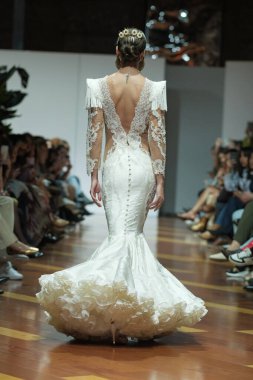 Madrid 'deki Fabrica de Tapices' da Madrid Moda Haftası 'nda Atılier Tasarım Gelin Yürüyüşü sırasında TERESSA NINU ATELIER tarafından yapılan modeller sergilenmektedir. 25 marzo, 2025 İspanya