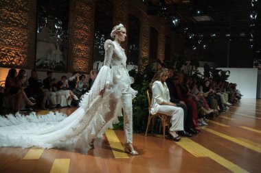 Madrid 'deki Fabrica de Tapices' da Madrid Moda Haftası 'nda Atılier Tasarım Gelin Yürüyüşü sırasında TERESSA NINU ATELIER tarafından yapılan modeller sergilenmektedir. 25 marzo, 2025 İspanya