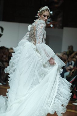 Madrid 'deki Fabrica de Tapices' da Madrid Moda Haftası 'nda Atılier Tasarım Gelin Yürüyüşü sırasında TERESSA NINU ATELIER tarafından yapılan modeller sergilenmektedir. 25 marzo, 2025 İspanya