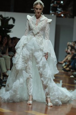 Madrid 'deki Fabrica de Tapices' da Madrid Moda Haftası 'nda Atılier Tasarım Gelin Yürüyüşü sırasında TERESSA NINU ATELIER tarafından yapılan modeller sergilenmektedir. 25 marzo, 2025 İspanya