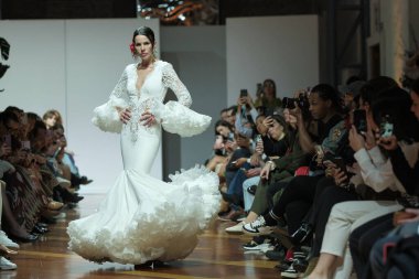 Madrid 'deki Fabrica de Tapices' da Madrid Moda Haftası 'nda Atılier Tasarım Gelin Yürüyüşü sırasında TERESSA NINU ATELIER tarafından yapılan modeller sergilenmektedir. 25 marzo, 2025 İspanya