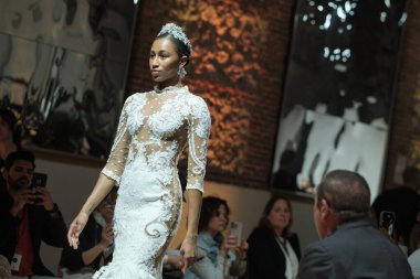 Madrid 'deki Fabrica de Tapices' da Madrid Moda Haftası 'nda Atılier Tasarım Gelin Yürüyüşü sırasında TERESSA NINU ATELIER tarafından yapılan modeller sergilenmektedir. 25 marzo, 2025 İspanya