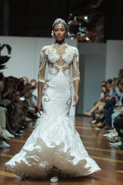 Madrid 'deki Fabrica de Tapices' da Madrid Moda Haftası 'nda Atılier Tasarım Gelin Yürüyüşü sırasında TERESSA NINU ATELIER tarafından yapılan modeller sergilenmektedir. 25 marzo, 2025 İspanya