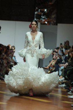 Madrid 'deki Fabrica de Tapices' da Madrid Moda Haftası 'nda Atılier Tasarım Gelin Yürüyüşü sırasında TERESSA NINU ATELIER tarafından yapılan modeller sergilenmektedir. 25 marzo, 2025 İspanya