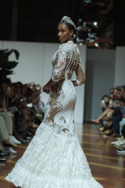Madrid 'deki Fabrica de Tapices' da Madrid Moda Haftası 'nda Atılier Tasarım Gelin Yürüyüşü sırasında TERESSA NINU ATELIER tarafından yapılan modeller sergilenmektedir. 25 marzo, 2025 İspanya