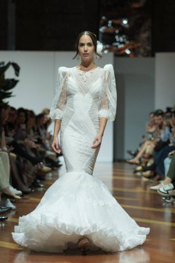 Madrid 'deki Fabrica de Tapices' da Madrid Moda Haftası 'nda Atılier Tasarım Gelin Yürüyüşü sırasında TERESSA NINU ATELIER tarafından yapılan modeller sergilenmektedir. 25 marzo, 2025 İspanya