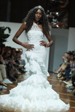 Madrid 'deki Fabrica de Tapices' da Madrid Moda Haftası 'nda Atılier Tasarım Gelin Yürüyüşü sırasında TERESSA NINU ATELIER tarafından yapılan modeller sergilenmektedir. 25 marzo, 2025 İspanya