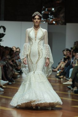 Madrid 'deki Fabrica de Tapices' da Madrid Moda Haftası 'nda Atılier Tasarım Gelin Yürüyüşü sırasında TERESSA NINU ATELIER tarafından yapılan modeller sergilenmektedir. 25 marzo, 2025 İspanya