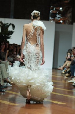 Madrid 'deki Fabrica de Tapices' da Madrid Moda Haftası 'nda Atılier Tasarım Gelin Yürüyüşü sırasında TERESSA NINU ATELIER tarafından yapılan modeller sergilenmektedir. 25 marzo, 2025 İspanya