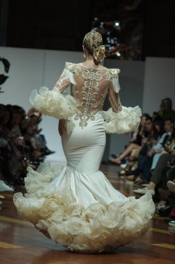 Madrid 'deki Fabrica de Tapices' da Madrid Moda Haftası 'nda Atılier Tasarım Gelin Yürüyüşü sırasında TERESSA NINU ATELIER tarafından yapılan modeller sergilenmektedir. 25 marzo, 2025 İspanya