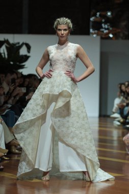 Madrid 'deki Fabrica de Tapices' da Madrid Moda Haftası 'nda Atelier Couture gelin podyumu sırasında LUCIA CANO tarafından yaratılan modeller sergilenmektedir. 25 marzo, 2025 İspanya
