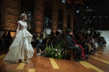 Madrid 'deki Fabrica de Tapices' da Madrid Moda Haftası 'nda Atelier Couture gelin podyumu sırasında LUCIA CANO tarafından yaratılan modeller sergilenmektedir. 25 marzo, 2025 İspanya