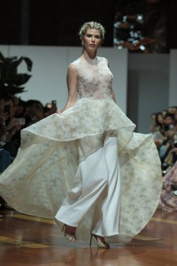 Madrid 'deki Fabrica de Tapices' da Madrid Moda Haftası 'nda Atelier Couture gelin podyumu sırasında LUCIA CANO tarafından yaratılan modeller sergilenmektedir. 25 marzo, 2025 İspanya