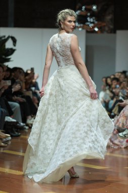 Madrid 'deki Fabrica de Tapices' da Madrid Moda Haftası 'nda Atelier Couture gelin podyumu sırasında LUCIA CANO tarafından yaratılan modeller sergilenmektedir. 25 marzo, 2025 İspanya