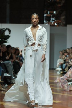 Madrid 'deki Fabrica de Tapices' da Madrid Moda Haftası 'nda Atelier Couture gelin podyumu sırasında LUCIA CANO tarafından yaratılan modeller sergilenmektedir. 25 marzo, 2025 İspanya