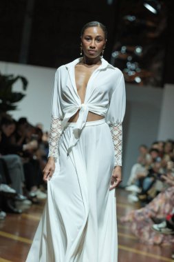 Madrid 'deki Fabrica de Tapices' da Madrid Moda Haftası 'nda Atelier Couture gelin podyumu sırasında LUCIA CANO tarafından yaratılan modeller sergilenmektedir. 25 marzo, 2025 İspanya