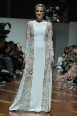 Madrid 'deki Fabrica de Tapices' da Madrid Moda Haftası 'nda Atelier Couture gelin podyumu sırasında LUCIA CANO tarafından yaratılan modeller sergilenmektedir. 25 marzo, 2025 İspanya