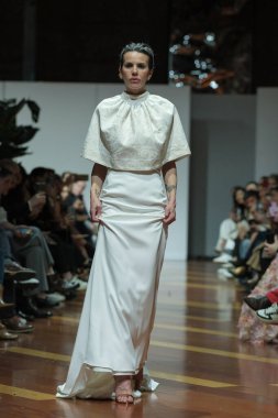 Madrid 'deki Fabrica de Tapices' da Madrid Moda Haftası 'nda Atelier Couture gelin podyumu sırasında LUCIA CANO tarafından yaratılan modeller sergilenmektedir. 25 marzo, 2025 İspanya