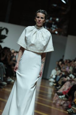 Madrid 'deki Fabrica de Tapices' da Madrid Moda Haftası 'nda Atelier Couture gelin podyumu sırasında LUCIA CANO tarafından yaratılan modeller sergilenmektedir. 25 marzo, 2025 İspanya