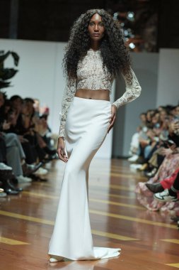 Madrid 'deki Fabrica de Tapices' da Madrid Moda Haftası 'nda Atelier Couture gelin podyumu sırasında LUCIA CANO tarafından yaratılan modeller sergilenmektedir. 25 marzo, 2025 İspanya