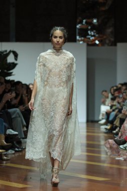 Madrid 'deki Fabrica de Tapices' da Madrid Moda Haftası 'nda Atelier Couture gelin podyumu sırasında LUCIA CANO tarafından yaratılan modeller sergilenmektedir. 25 marzo, 2025 İspanya
