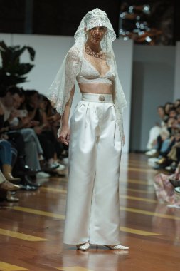 Madrid 'deki Fabrica de Tapices' da Madrid Moda Haftası 'nda Atelier Couture gelin podyumu sırasında LUCIA CANO tarafından yaratılan modeller sergilenmektedir. 25 marzo, 2025 İspanya