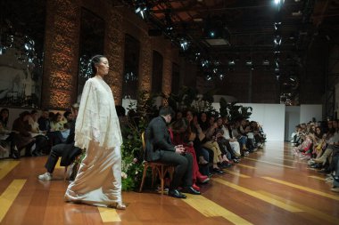 Madrid 'deki Fabrica de Tapices' da Madrid Moda Haftası 'nda Atelier Couture gelin podyumu sırasında LUCIA CANO tarafından yaratılan modeller sergilenmektedir. 25 marzo, 2025 İspanya