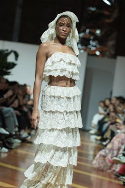 Madrid 'deki Fabrica de Tapices' da Madrid Moda Haftası 'nda Atelier Couture gelin podyumu sırasında LUCIA CANO tarafından yaratılan modeller sergilenmektedir. 25 marzo, 2025 İspanya