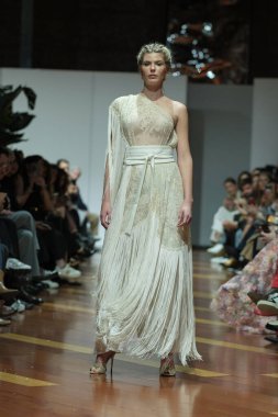 Madrid 'deki Fabrica de Tapices' da Madrid Moda Haftası 'nda Atelier Couture gelin podyumu sırasında LUCIA CANO tarafından yaratılan modeller sergilenmektedir. 25 marzo, 2025 İspanya