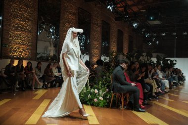 Madrid 'deki Fabrica de Tapices' da Madrid Moda Haftası 'nda Atelier Couture gelin podyumu sırasında LUCIA CANO tarafından yaratılan modeller sergilenmektedir. 25 marzo, 2025 İspanya