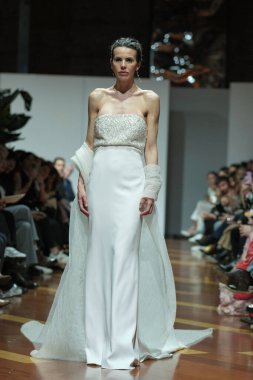 Madrid 'deki Fabrica de Tapices' da Madrid Moda Haftası 'nda Atelier Couture gelin podyumu sırasında LUCIA CANO tarafından yaratılan modeller sergilenmektedir. 25 marzo, 2025 İspanya