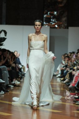 Madrid 'deki Fabrica de Tapices' da Madrid Moda Haftası 'nda Atelier Couture gelin podyumu sırasında LUCIA CANO tarafından yaratılan modeller sergilenmektedir. 25 marzo, 2025 İspanya