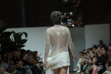 Madrid 'deki Fabrica de Tapices' da Madrid Moda Haftası 'nda Atelier Couture gelin podyumu sırasında LUCIA CANO tarafından yaratılan modeller sergilenmektedir. 25 marzo, 2025 İspanya