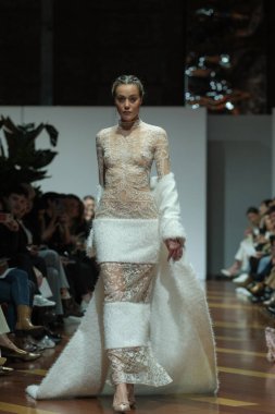 Madrid 'deki Fabrica de Tapices' da Madrid Moda Haftası 'nda Atelier Couture gelin podyumu sırasında LUCIA CANO tarafından yaratılan modeller sergilenmektedir. 25 marzo, 2025 İspanya