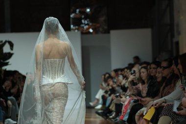 Madrid 'deki Fabrica de Tapices' da Madrid Moda Haftası 'nda Atelier Couture gelin podyumu sırasında LUCIA CANO tarafından yaratılan modeller sergilenmektedir. 25 marzo, 2025 İspanya