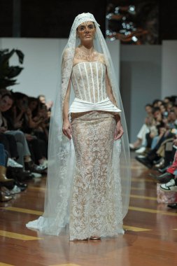 Madrid 'deki Fabrica de Tapices' da Madrid Moda Haftası 'nda Atelier Couture gelin podyumu sırasında LUCIA CANO tarafından yaratılan modeller sergilenmektedir. 25 marzo, 2025 İspanya