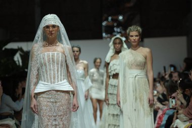Madrid 'deki Fabrica de Tapices' da Madrid Moda Haftası 'nda Atelier Couture gelin podyumu sırasında LUCIA CANO tarafından yaratılan modeller sergilenmektedir. 25 marzo, 2025 İspanya