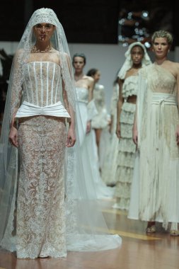Madrid 'deki Fabrica de Tapices' da Madrid Moda Haftası 'nda Atelier Couture gelin podyumu sırasında LUCIA CANO tarafından yaratılan modeller sergilenmektedir. 25 marzo, 2025 İspanya