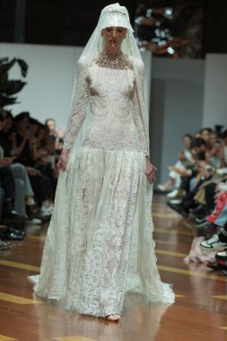 Madrid 'deki Fabrica de Tapices' da Madrid Moda Haftası 'nda Atelier Couture gelin podyumu sırasında LUCIA CANO tarafından yaratılan modeller sergilenmektedir. 25 marzo, 2025 İspanya