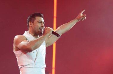 Meksikalı şarkıcı Carlos Rivera, 26 Mart 2025 'te Madrid' deki Movistar Arena 'da verdiği konserde sahne alıyor..