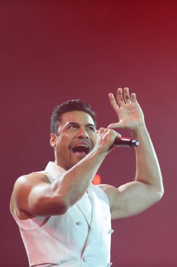 Meksikalı şarkıcı Carlos Rivera, 26 Mart 2025 'te Madrid' deki Movistar Arena 'da verdiği konserde sahne alıyor..