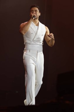 Meksikalı şarkıcı Carlos Rivera, 26 Mart 2025 'te Madrid' deki Movistar Arena 'da verdiği konserde sahne alıyor..